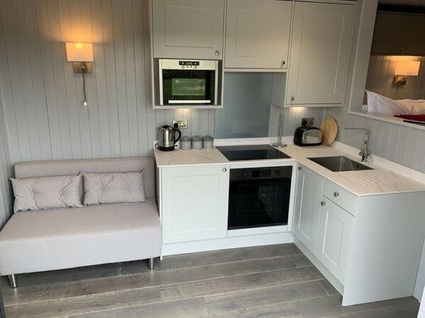 Conteneur Converti : Espace de Vie Extérieur Moderne et Élégant – Image 5
